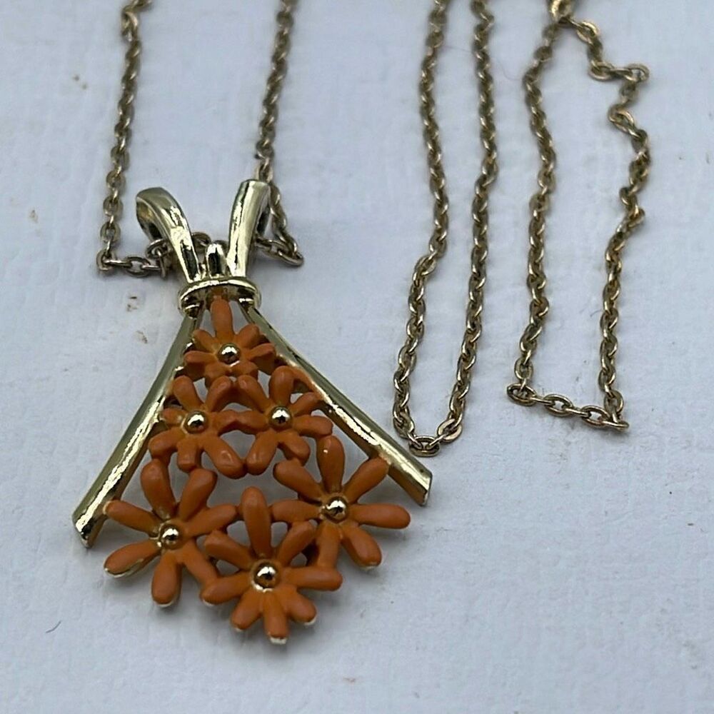 Vintage floral pendant necklace. 18” chain.
